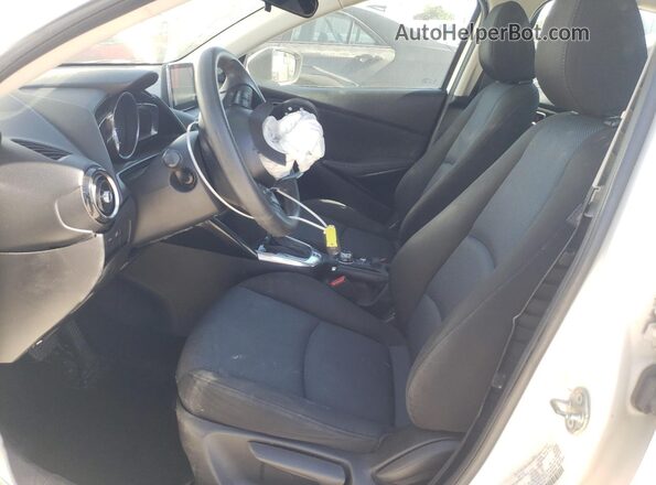 3MYDLBYV2HY157570 2017 TOYOTA YARIS Белый Вид салона спереди