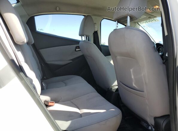 3MYDLBYV2KY526550 2019 TOYOTA YARIS White Widok tylnych siedzeń