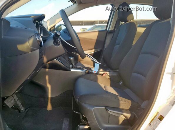 3MYDLBYV3JY306378 2018 TOYOTA YARIS White Vista interior delantera