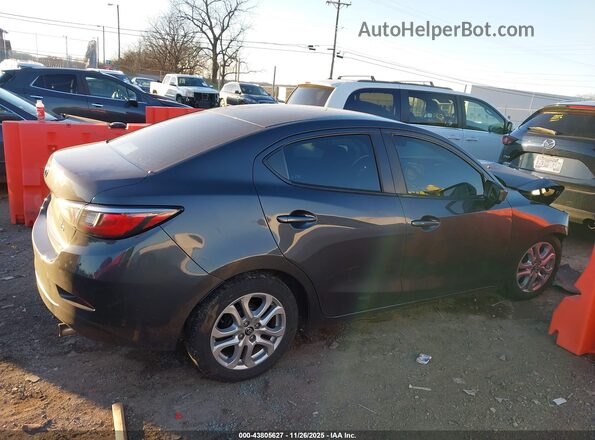 3MYDLBYV5HY177568 2017 TOYOTA YARIS IA Серый Вид задней части салона
