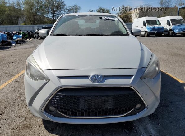 3MYDLBYV5LY707045 2020 TOYOTA YARIS White Դիմացի տեսք