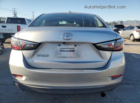 3MYDLBYV6KY510044 2019 TOYOTA YARIS Silver Вид ззаду