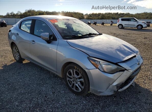 3MYDLBYV8JY322530 2018 TOYOTA YARIS Серебряный 