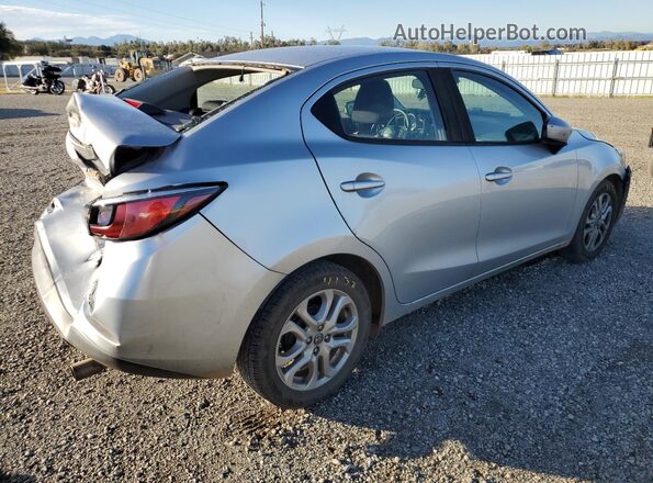 3MYDLBYV8JY322530 2018 TOYOTA YARIS Серебряный 