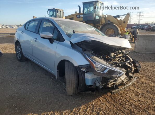 3N1CN8EV8RL877467 2024 NISSAN VERSA Серебряный Передняя правая четверть