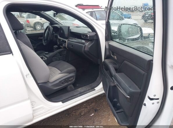 3TMLB5JN2RM063979 2024 TOYOTA TACOMA White Vista interior delantera
