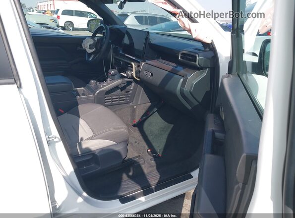 3TMLB5JN3RM063330 2024 TOYOTA TACOMA White Vista interior delantera