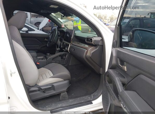 3TMLB5JN5RM046402 2024 TOYOTA TACOMA White Widok wnętrza z przodu