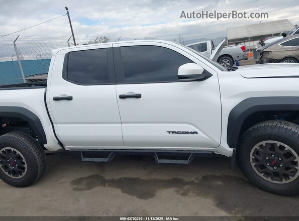 3TMLB5JN5RM046402 2024 TOYOTA TACOMA White Widok wnętrza z tyłu