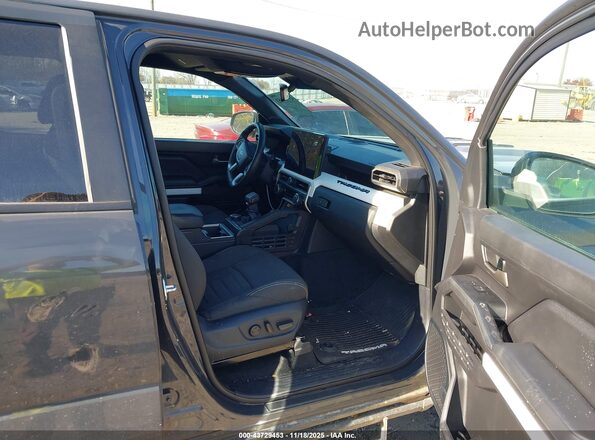 3TYKB5FN2RT007775 2024 TOYOTA TACOMA Gray Front interior view
