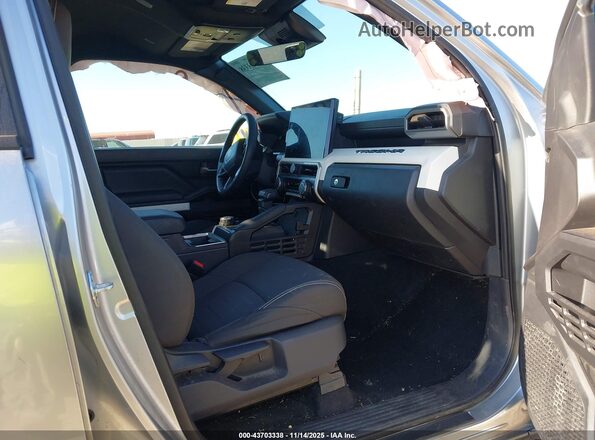 3TYLB5JN0RT050068 2024 TOYOTA TACOMA Silver Вид салону спереду