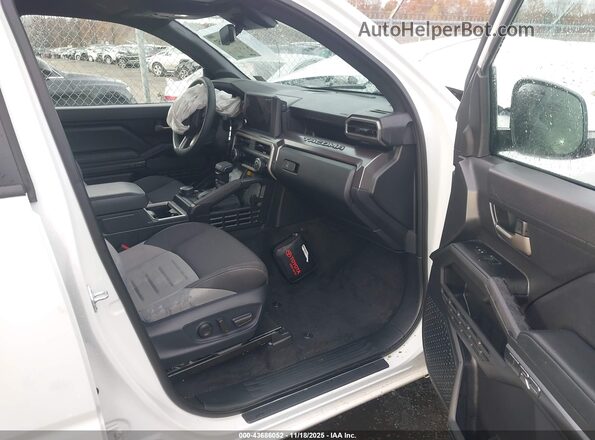 3TYLC5LN8ST023328 2025 TOYOTA TACOMA HYBRID White Widok wnętrza z przodu
