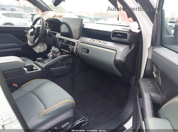 3TYLF5LN5RT010215 2024 TOYOTA TACOMA HYBRID Белый Вид салона спереди
