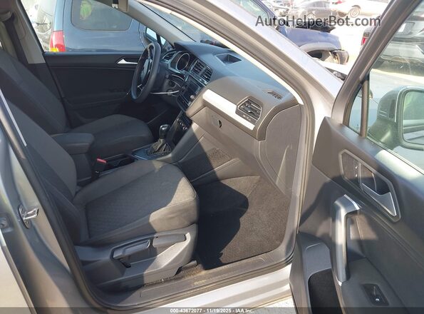 3VV1B7AX5LM138834 2020 VOLKSWAGEN TIGUAN Серебряный Вид салона спереди