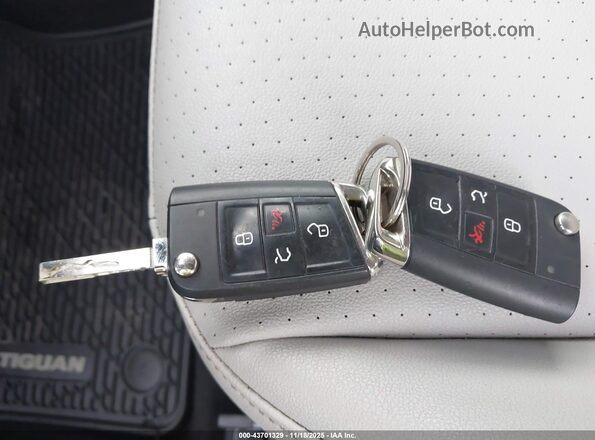 3VV2B7AX1LM071945 2020 VOLKSWAGEN TIGUAN Gray Vista del salpicadero