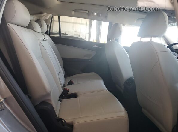 3VV2B7AX8LM080447 2020 VOLKSWAGEN TIGUAN Серебряный Вид задней части салона
