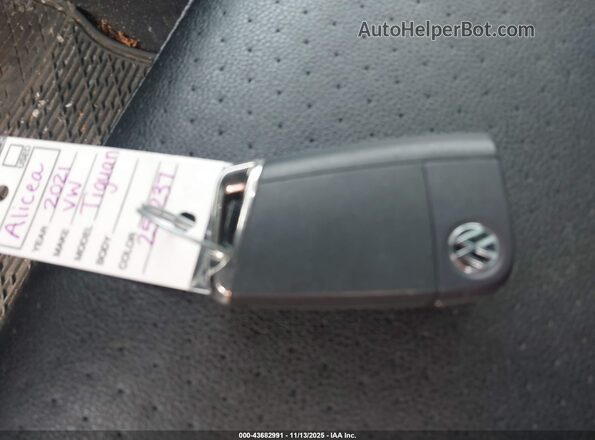 3VV2B7AX8MM131978 2021 VOLKSWAGEN TIGUAN Silver Առջևի վահանակի տեսք