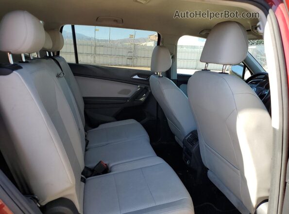 3VV3B7AX5JM040974 2018 VOLKSWAGEN TIGUAN Red Widok wnętrza z tyłu