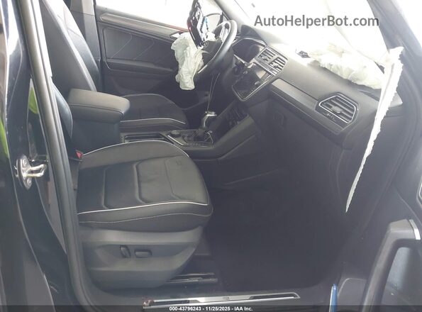 3VV4B7AX5NM108698 2022 VOLKSWAGEN TIGUAN Черный Вид салона спереди