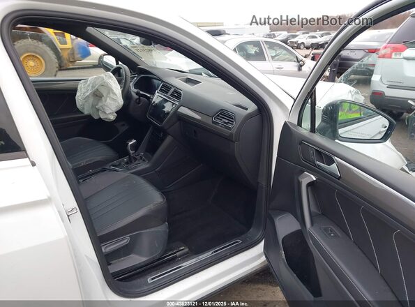 3VV8B7AX2RM133002 2024 VOLKSWAGEN TIGUAN White Front interior view