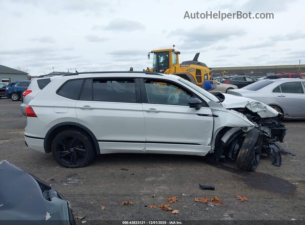 3VV8B7AX2RM133002 2024 VOLKSWAGEN TIGUAN White Rear interior view