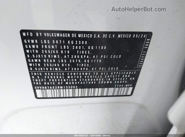 3VV8B7AX2RM133002 2024 VOLKSWAGEN TIGUAN White Engine compartment view