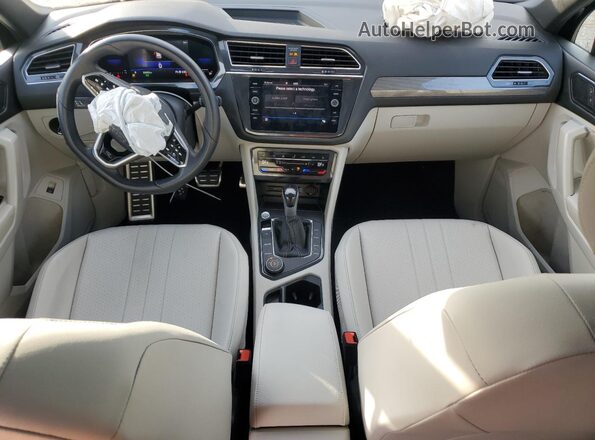 3VV8B7AX4NM011655 2022 VOLKSWAGEN TIGUAN Черный Вид панели приборов