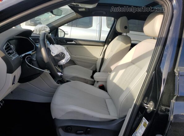 3VV8B7AX4NM011655 2022 VOLKSWAGEN TIGUAN Черный Вид салона спереди