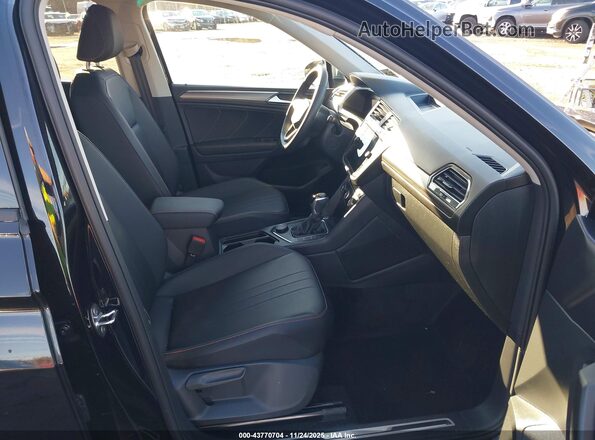 3VVAB7AX1RM226868 2024 VOLKSWAGEN TIGUAN Black Front interior view