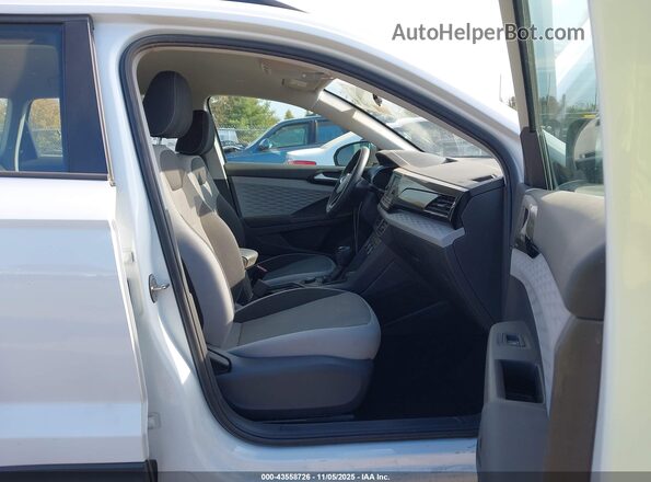 3VVAX7B2XNM065581 2022 VOLKSWAGEN TAOS Белый Вид салона спереди