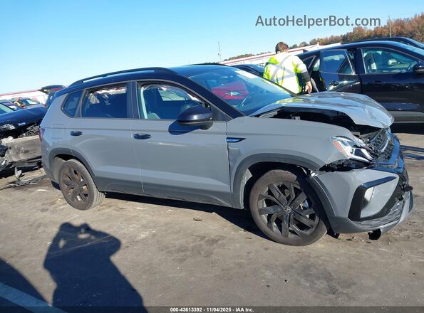 3VVJX7B29RM122438 2024 VOLKSWAGEN TAOS Gray Vista interior trasera