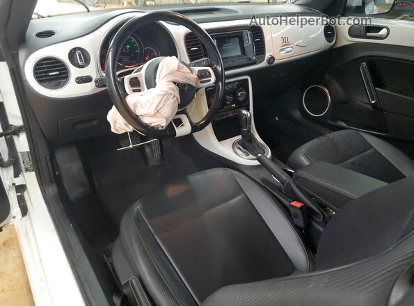 3VW5DAATXJM512806 2018 VOLKSWAGEN BEETLE White Dashboard view