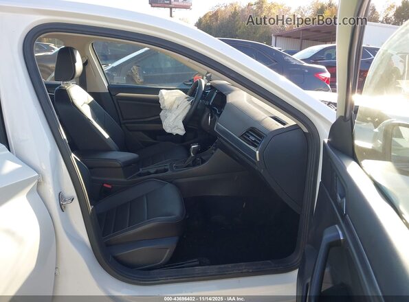 3VW7M7BU0RM046446 2024 VOLKSWAGEN JETTA White Widok wnętrza z przodu
