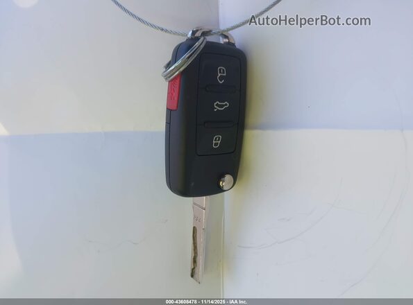 3VWFD7AT2JM704969 2018 VOLKSWAGEN BEETLE Красный Вид панели приборов