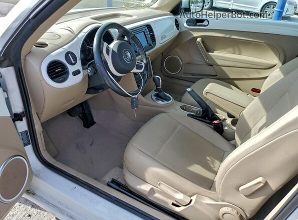 3VWJ17AT3GM635902 2016 VOLKSWAGEN BEETLE White Widok wnętrza z przodu