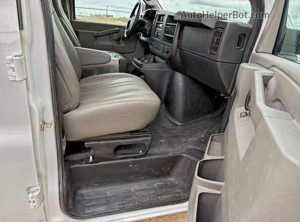 1GCWGAFP9L1210191 2020 CHEVROLET EXPRESS White Вид ззаду