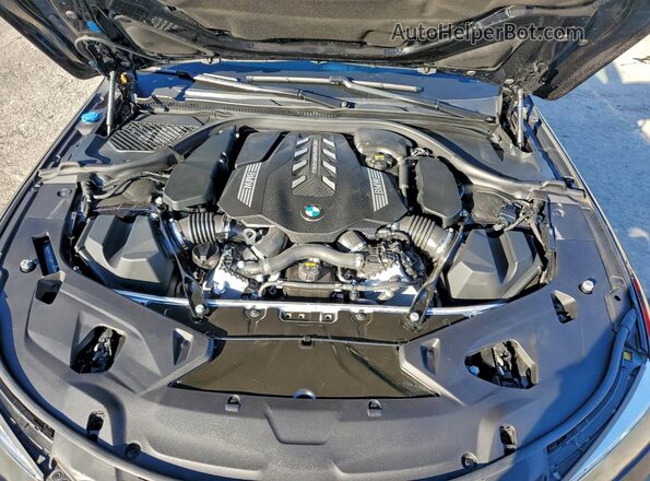 WBAFY4C03MCF29680 2021 BMW M8 Blue Vista del compartimento del motor