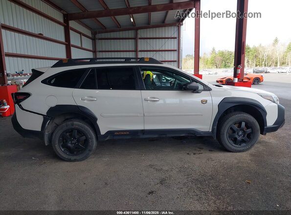 4S4BTGUD0R3135010 2024 SUBARU OUTBACK White Widok wnętrza z tyłu