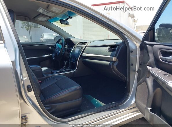 4T1BF1FK3HU378318 2017 TOYOTA CAMRY Silver Vista interior delantera