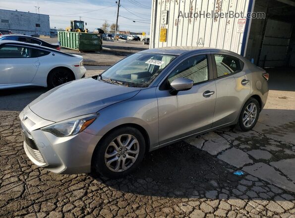 3MYDLBZV0GY104119 2016 TOYOTA SCION Silver Tył lewy
