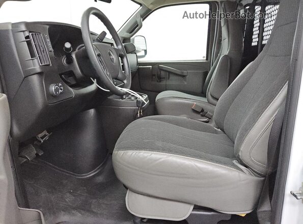 1GTW7AFP0R1159964 2024 GMC SAVANA White წინა პანელის ხედი