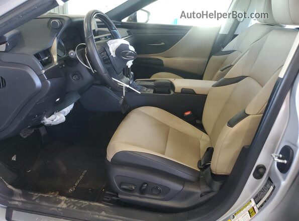58ADZ1B15LU076169 2020 LEXUS ES Серебряный Вид салона спереди