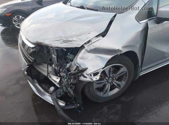 5FNRL6H8XJB020397 2018 HONDA ODYSSEY Silver Widok z przodu