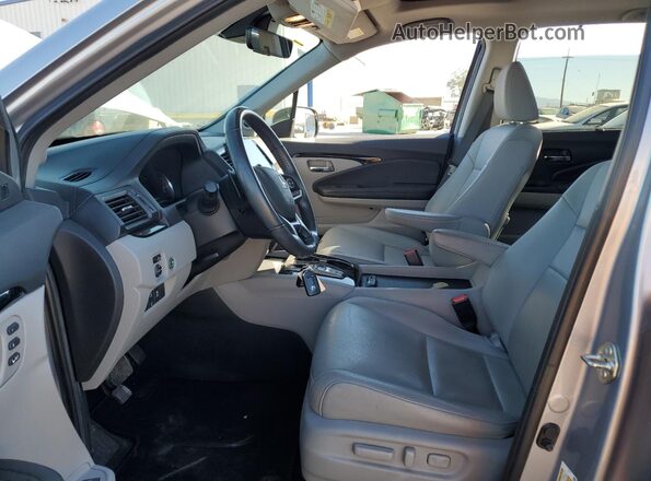 5FNYF6H67LB016599 2020 HONDA PILOT Серебряный Вид салона спереди