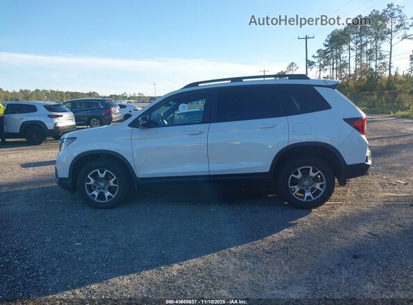 5FNYF8H66NB002997 2022 HONDA PASSPORT White 360 interior view