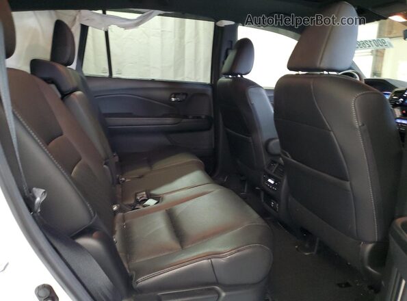 5FNYF8H99KB027639 2019 HONDA PASSPORT White Rear interior view