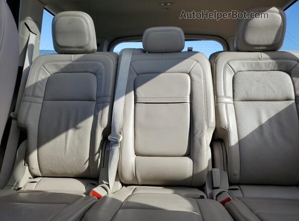 5LM5J7XC3LGL02074 2020 LINCOLN AVIATOR White Widok tylnych siedzeń