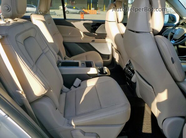 5LM5J7XC4LGL01337 2020 LINCOLN AVIATOR White Rear interior view