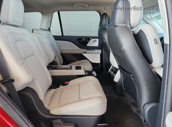 5LM5J7XC7SGL19717 2025 LINCOLN AVIATOR Red Widok wnętrza z tyłu