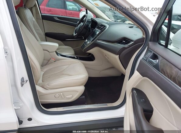5LMCJ3C98KUL23285 2019 LINCOLN MKC White Front interior view